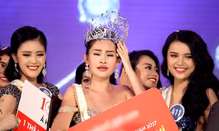 Hoa hậu Ngân Anh bên Á hậu 1 (phải) và Á hậu 2. Ảnh: Mai Nhật.