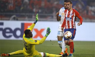 Griezmann tâng bóng nâng tỷ số lên 2-0 trong trận chung kết tối 16/5. Ảnh: Reuters