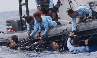 Thợ lặn tìm kiếm thân máy bay và hộp đen dưới biển Java. Ảnh: Reuters.