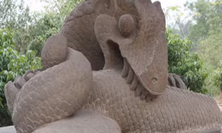 Tượng rồng đá (xà thần) ở đền Thái sư Lê Văn Thịnh, Bắc Ninh - Ảnh: Đỗ Nguyễn