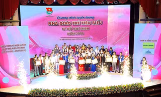 Nam A Bank dành hơn 300 triệu đồng gồm hiện kim và quà tặng trao cho 248 thầy cô đang công tác tại TP.HCM