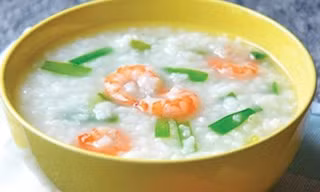 Cháo tôm với cải thảo và dừa xiêm.