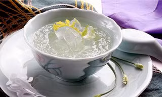 Để thu lãi cao, chủ hàng độn cả mủ trôm để giả làm yến chưng.