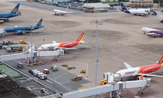Vietnam Airlines đang bị cạnh tranh quyết liệt bởi đối thủ tư nhân Vietjet. Ảnh: Thanh Bình