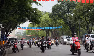 Các phố Hàng Khay - Đinh Tiên Hoàng - Lê Thái Tổ quanh hồ Hoàn Kiếm, cũng là phố đi bộ Hà Nội đang có giá đất dẫn đầu thủ đô. Ảnh: Nguyễn Lê.
