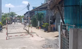 Vết nứt kéo dài hàng chục mét trên mặt đường.