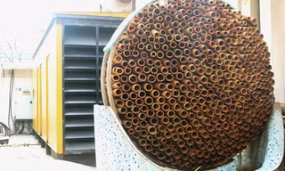 Chiếc máy gồm khung thép cố định cả trăm ống đất nung.