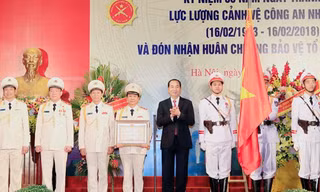 Chủ tịch nước Trần Đại Quang trao Huân chương Bảo vệ Tổ quốc hạng Ba cho Lực lượng Cảnh vệ Công an Nhân dân. (Ảnh: Nhan Sáng/TTXVN)