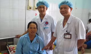 Bác sĩ Trần Văn Thiết (đứng bên phải)- người mổ thành công khối u quái cho bệnh nhân Tư. 