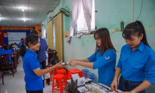 Vượt biển, vượt gió mưa Hành trình từ trái tim trao tặng sách quý tại Hòn Sơn