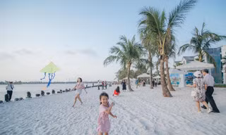 Bờ hồ Ngọc Trai – Vinhomes Ocean Park được kỳ công tạo nên từ hàng chục tấn cát vận chuyển từ Nha Trang ra Hà Nội. 