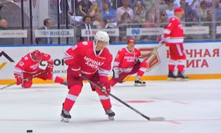 Putin ghi 5 bàn trong trận khúc côn cầu với tuyển thủ Olympic