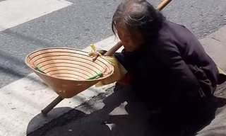 Ông già mù, đứa bé và bà Lương đang đi ăn xin trong khi Thành cho rằng họ đi bán vé số. 