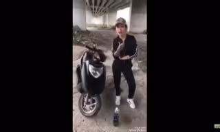 Chơi ngông: Khoe nhà có điều kiện, cô gái đổ xăng đốt xe