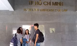 Việc đình chỉ 1 năm học với nữ sinh mang 8 cuốn tài liệu photo giáo trình vào trường để tặng một người em cùng quê khóa sau của trường Đại học Luật TPHCM đang gây nhiều tranh cãi.