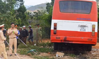 Tài xế bất cẩn lái xe buýt gần “hết đát” bị tai nạn.