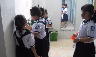 Làm sạch nhà vệ sinh trường học cần 68 triệu đồng/năm