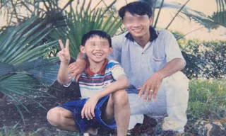 Anh Nguyễn Hữu Dần (bên phải) chụp ảnh cùng cháu. 