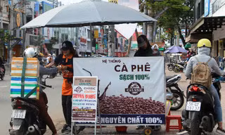 Một chuỗi cà phê xe đẩy "sạch" trên vỉa hè Sài Gòn . Ảnh: Thi Hà.