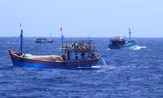 Tàu cá của ngư dân Việt Nam đánh bắt thủy sản gần khu vực Trung Quốc hạ đặt giàn khoan trái phép. Ảnh: Nguyễn Đông.