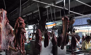 Thịt bò được bày bán tại chợ Phạm Văn Hai, TP HCM 