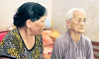 Bà cụ Võ Thị Bài (ngồi cạnh con gái) kể lại sự cố đã xảy ra. 