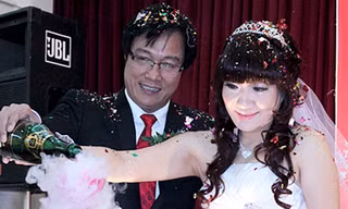 NSƯT Trọng Trinh và vợ trong đám cưới hồi năm 2011. 