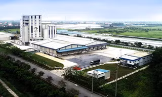 oàn cảnh Nhà máy Sản xuất Thức ăn Chăn nuôi ADM Hòa Mạc với nhiều công nghệ hiện đại hướng đến việc tăng cường an toàn lao động, năng suất sản xuất và sự phát triển bền vững cho tương lai