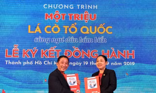Nam A Bank ký kết trao tặng 1 tỷ, đồng hành cùng chương trình “Một triệu lá cờ Tổ quốc cùng ngư dân bám biển”.