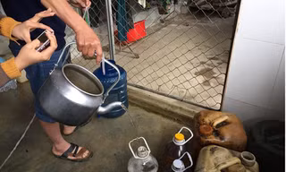 Nước múc lên từ giếng nước chứa đầy dầu hỏa