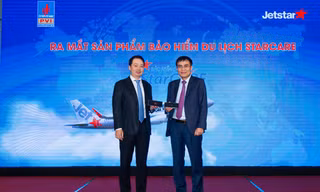 Ông Nguyễn Quốc Phương – Tổng giám đốc Jetstar Pacific Airlines (bìa trái) và ông Ông Trương Quốc Lâm – Tổng giám đốc Bảo hiểm PVI (bìa phải) thực hiện kích hoạt sản phẩm