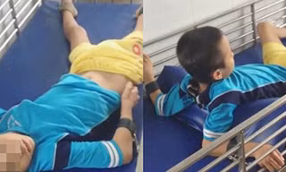 Một bé trai bị cột tứ chi trong cũi. Ảnh: VĂN NGỌC 