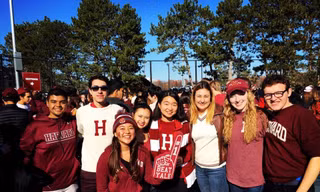 Minh Khuê cùng bạn bè ở Harvard. Ảnh: FBNV.