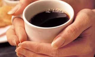 Tránh những thực phẩm có cafein để giúp cơ thể thoát khỏi tình trạng chân tay lạnh (Ảnh minh họa)