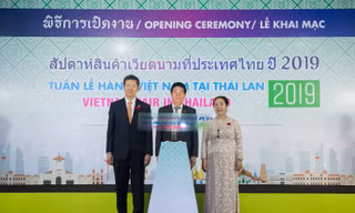 Đại sứ Nguyễn Hải Bằng, PGĐ Sở Công thương TP. Hồ Chí Minh Nguyễn Huỳnh Trang và đại diện tập đoàn BJC Big C khai mạc “Tuần lễ hàng Việt Nam tại Thái Lan 2019”