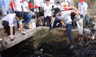 Hơn 200 bạn trẻ dọn sạch con kênh đầy rác 
