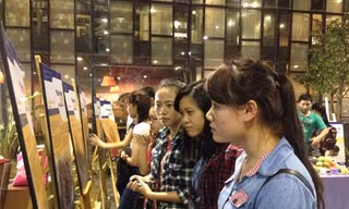 Nhiều người trẻ đồng cảm khi đến xem triển lãm và biết về câu chuyện của các chị.