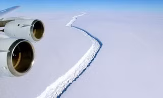Vết nứt ở rìa thềm băng Larsen C nhìn từ trên cao. Ảnh: NASA.