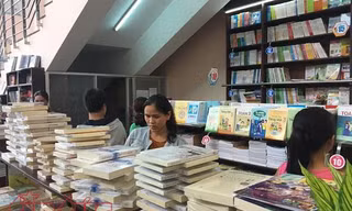 Để có đủ bộ sách giáo khoa cho con, nhiều phụ huynh chọn giải pháp "gom" từng cuốn sách ở nhiều nhà sách.