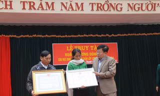 Thừa ủy quyền của Chủ tịch nước, Sở GD & ĐT Nghệ An Trao tặng Huân chương Dũng cảm cho em Nguyễn Anh Tuấn (đại diện gia đình nhận)