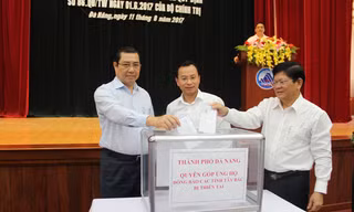 Lãnh đạo TP. Đà Nẵng ủng hộ người dân các tỉnh Tây Bắc bị thiệt hại do thiên tai. 