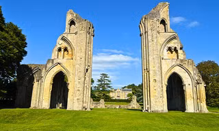 Nhiều truyền thuyết về tu viện Glastonbury là do các cha xứ dựng lên. Ảnh: Ancient Origins.