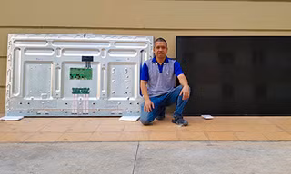 Anh Việt Anh và tấm nền chuẩn bị lắp ráp.