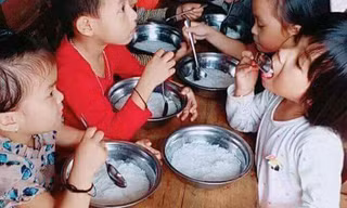 Cho trẻ ăn bún luộc nước sôi: Nhà trường cần rút kinh nghiệm