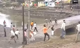 Những khối đá sắc nhọn gây thương tích cho người chơi nếu không may bị ném trúng