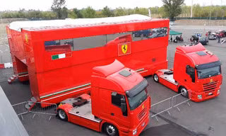 Đội đua Ferrari F1 bán nhà di động