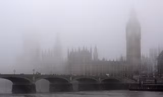 Màn sương mù từng đoạt mạng 12.000 người dân London năm 1952. Ảnh minh họa: History.