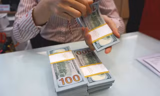 Giao dịch USD tại ngân hàng thương mại cổ phần ở TP HCM. Ảnh: Anh Tú.