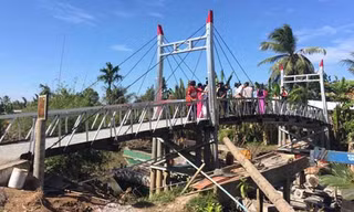 Cầu Dr Thanh – Tân Thới đang hỗ trợ đắc lực bà con địa phương trong mùa buôn bán hoa kiểng cuối năm.