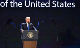 Thiết bị Teleprompter đặt hai bên tổng thống Trump với tác dụng hiển thị văn bản, hỗ trợ thuyết trình. Ảnh: Hoàng Hà.